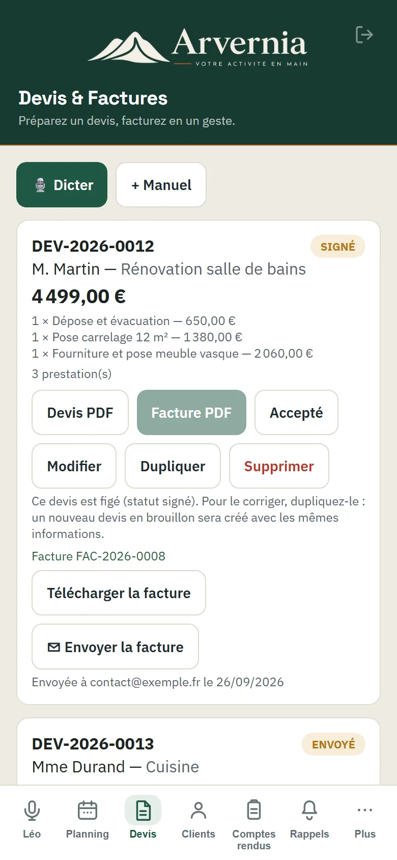 Écran Devis & Factures de l’application Arvernia : devis signé de M. Martin, ses prestations, la facture liée avec ses boutons de téléchargement et d’envoi, puis un devis envoyé.