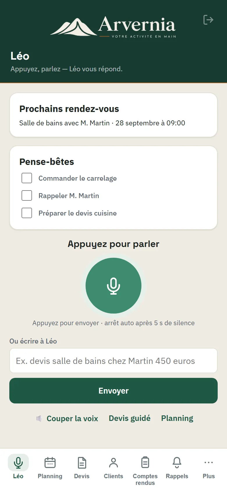 Écran Léo de l’application Arvernia : prochain rendez-vous, pense-bêtes, bouton micro, champ pour écrire à Léo et navigation.